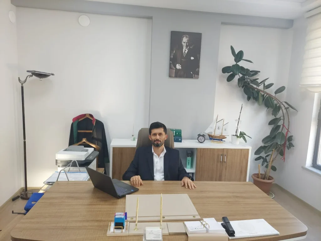 Av. Gökhan Yılmaz, Reform Hukuk Bürosundaki çalışma odasında